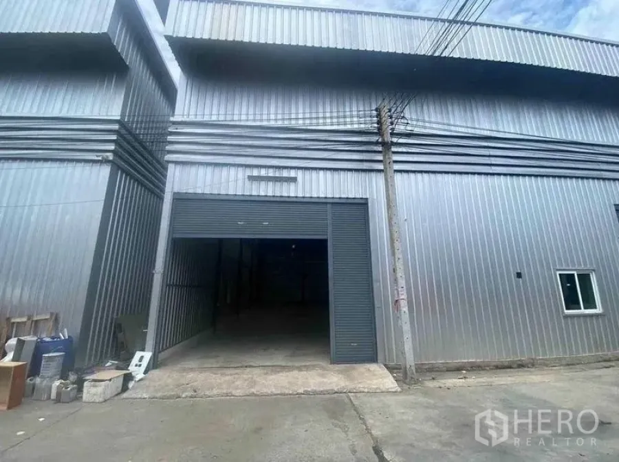 Warehouse for rent in Bang Phli, Samut Prakan - Exterior of an industrial warehouse with corrugated metal facade and loading access.