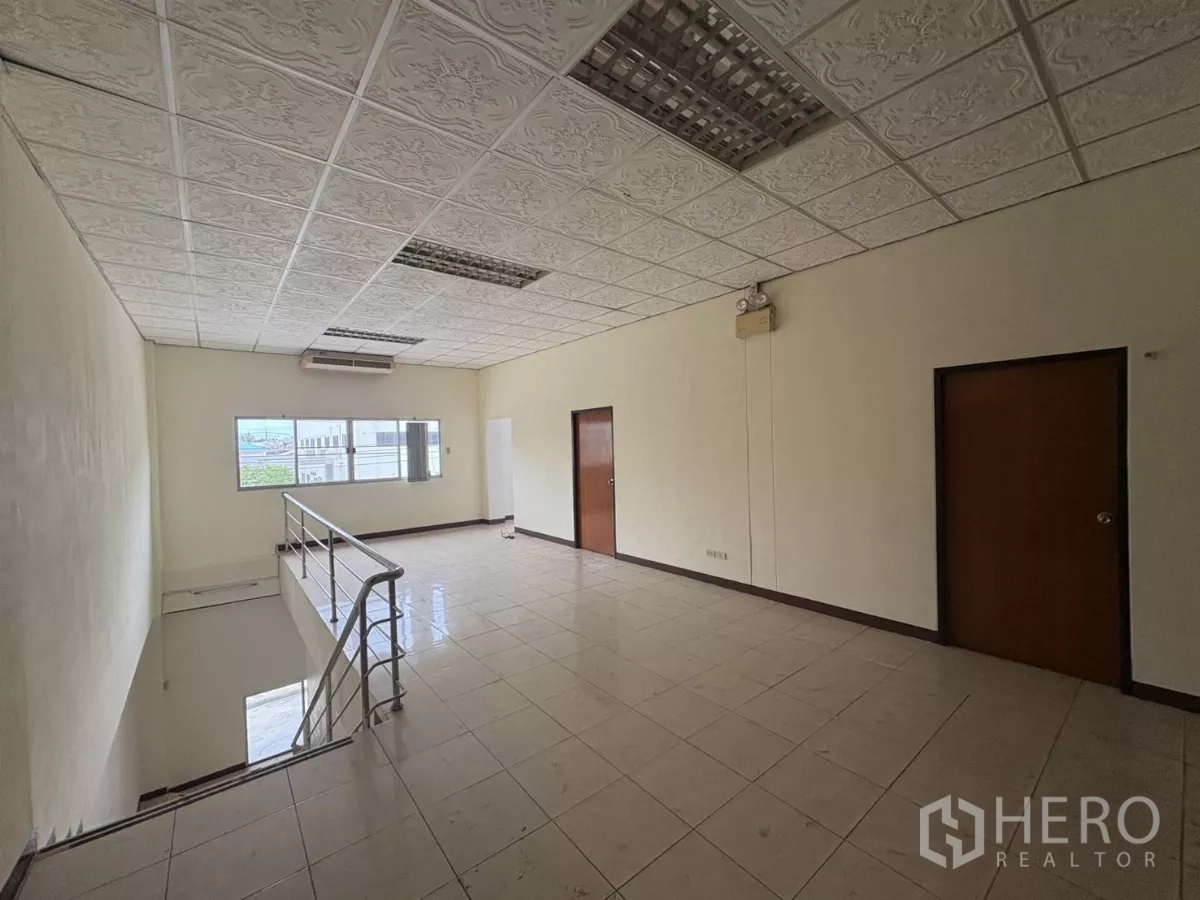 Warehouse for rent in Bang Phli, Samut Prakan - Upper landing space with railing, window and multiple doors.
