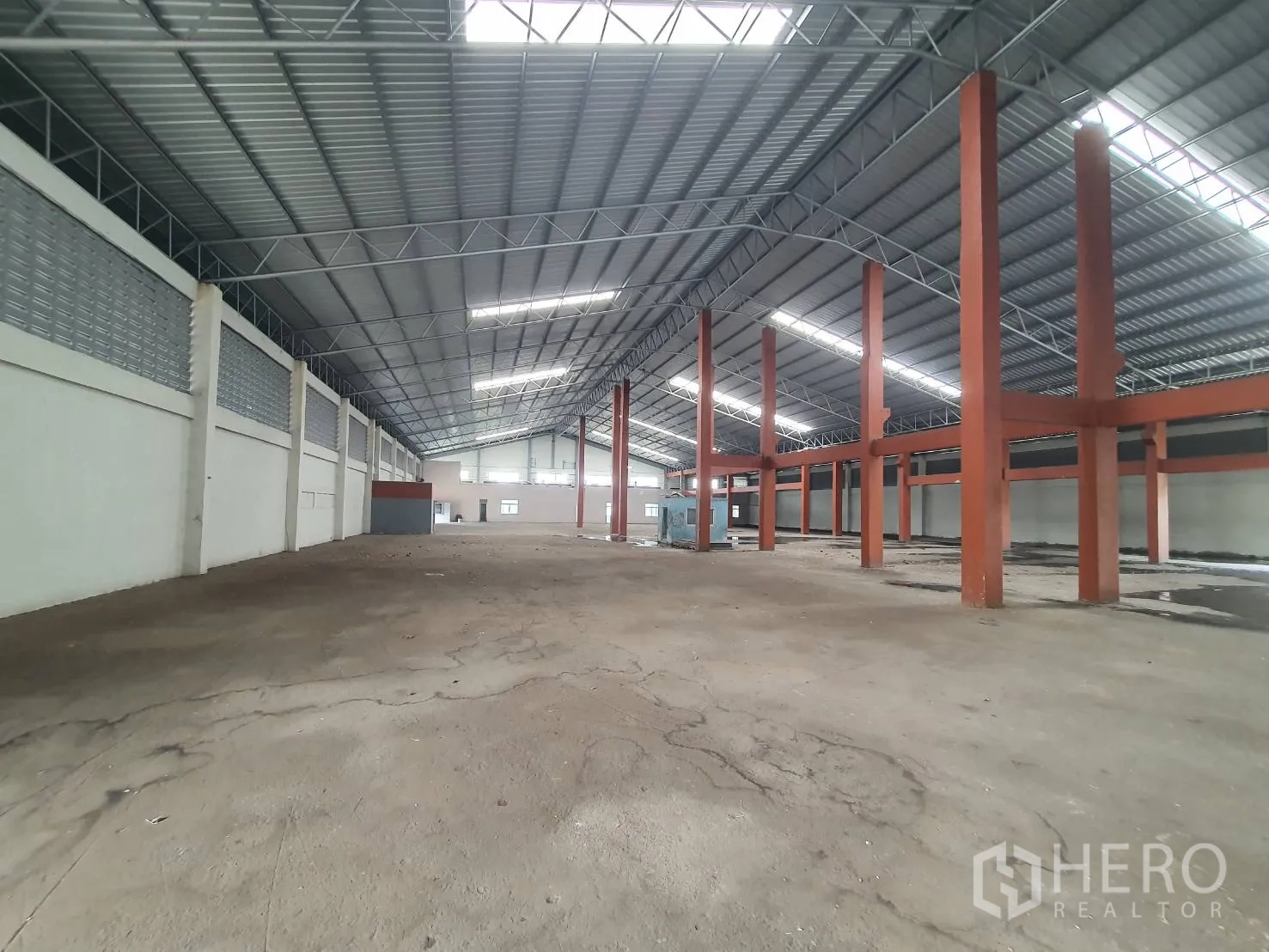 โกดัง for rent in Phra Nakhon Si Ayutthaya, Phra Nakhon Si Ayutthaya - ภายในโกดังโล่งหลังคาโครงเหล็กมีแผ่นรับแสงและพื้นคอนกรีต