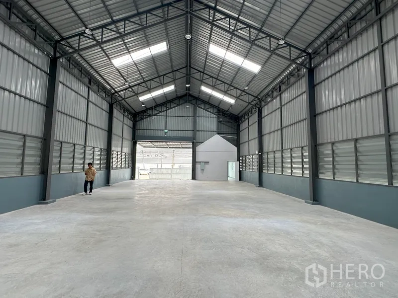 工厂 出租在Khlong Luang, Pathum Thani - 长向通透的仓库，望向入口及前方小型办公室。