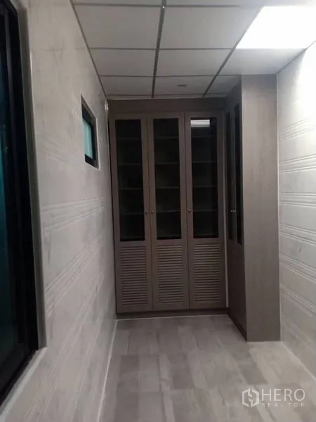 独立式住宅 出租在Thanyaburi, Pathum Thani - 狭长走廊，内置衣柜与顶灯，提供充足收纳。