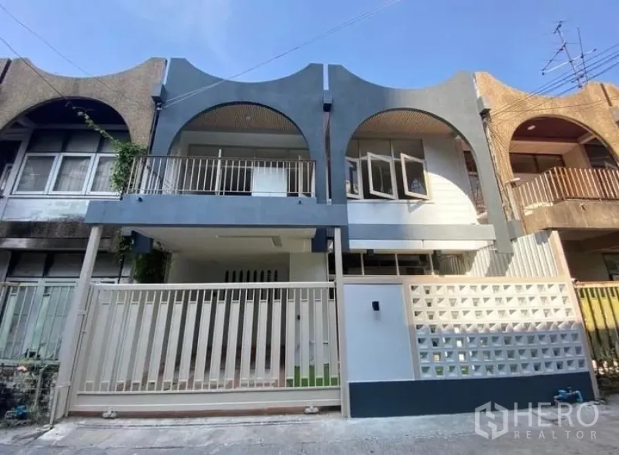 Townhouse for sale - Renovated two-storey townhouse facade with arched balcony and gated parking in Ekkamai.