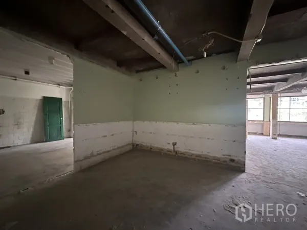 Office Space for rent in Bang Rak, Bangkok - Partitioned side room with rough walls, ceiling pipes and opening to the main hall.