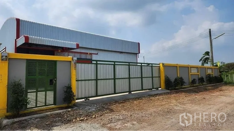 Warehouse for rent in Nong Chok, Bangkok - Gated industrial warehouse in Nong Chok with tall metal sliding gate and boundary wall.