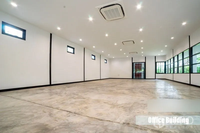 Detached House for rent in Khlong Toei, Bangkok - Large multipurpose room with concrete floor, bright recessed lighting and rows of windows.