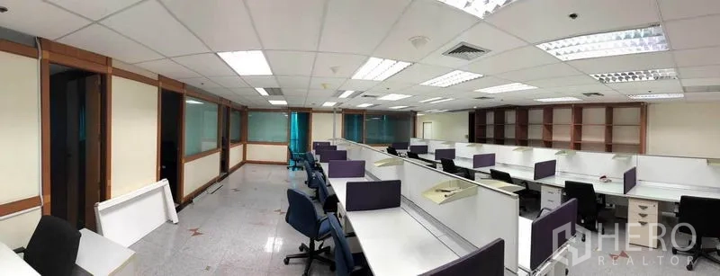 办公空间 出租在Din Daeng, Bangkok - 全景开放式办公室，多排工位与储物柜。