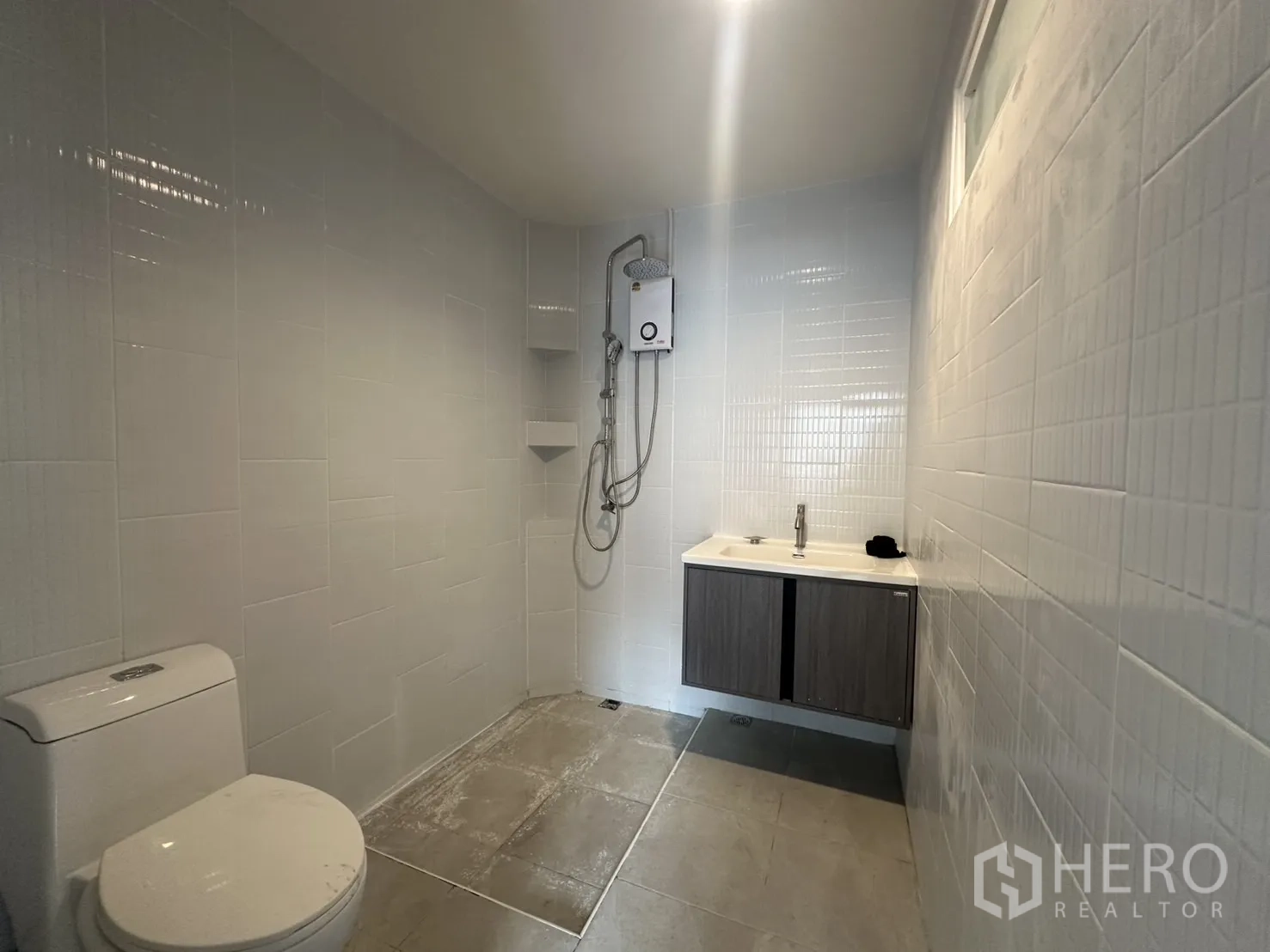 Home Office for rent in Khlong Toei, Bangkok - Renovated bathroom with walk-in shower, vanity and water heater.