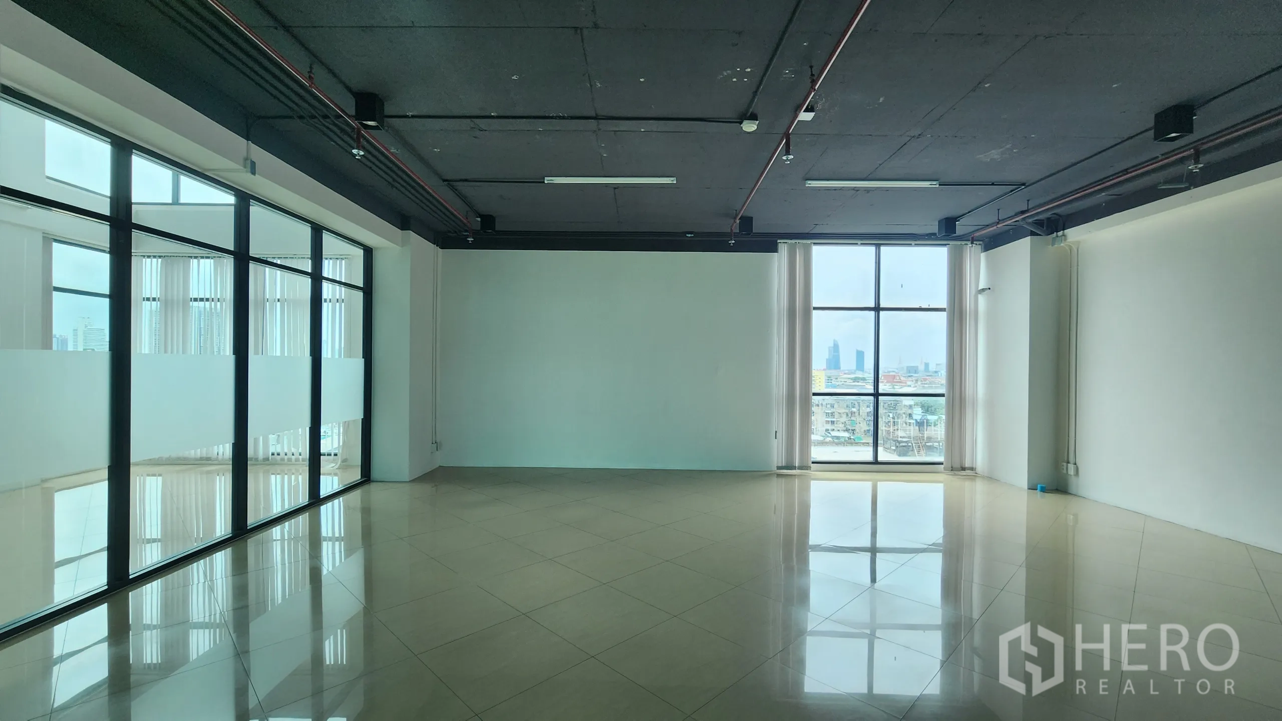 Office Space for rent in Yan Nawa, Bangkok - View into bright corner office through sliding glass door and partitions.