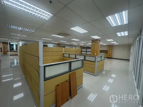 办公空间 出租在Suan Luang, Bangkok - 开放式办公区，隔间工位、亮面地砖与LED灯。