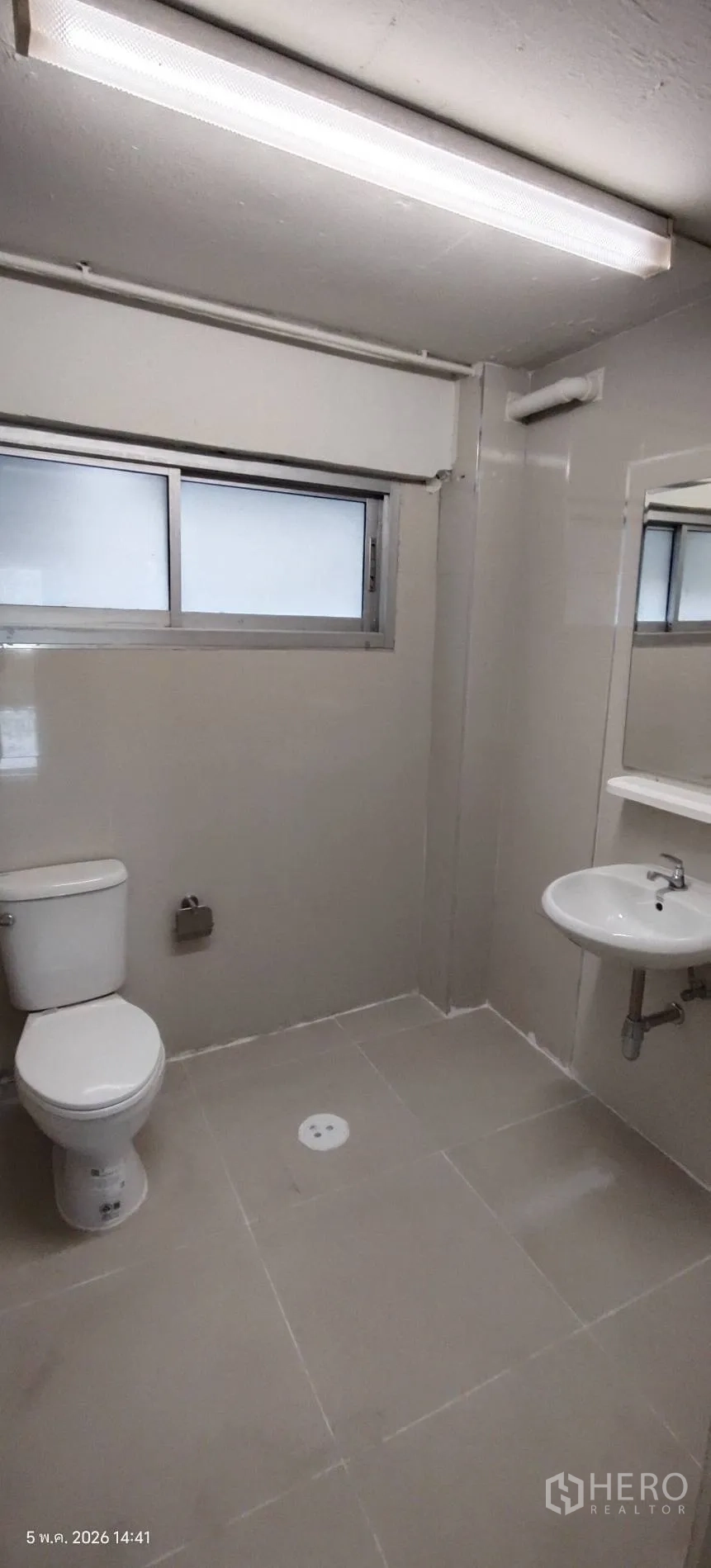 Shophouse for rent in Watthana, Bangkok - Bright bathroom with window, sink, and toilet.