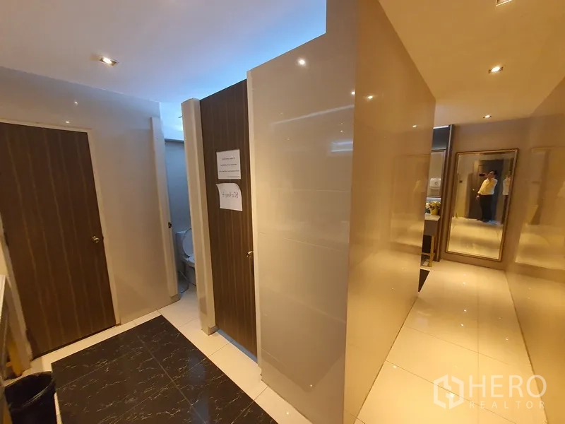 办公室 for rent in Khlong Toei, Bangkok - 洗手间走廊，瓷砖墙面与多间隔断门。