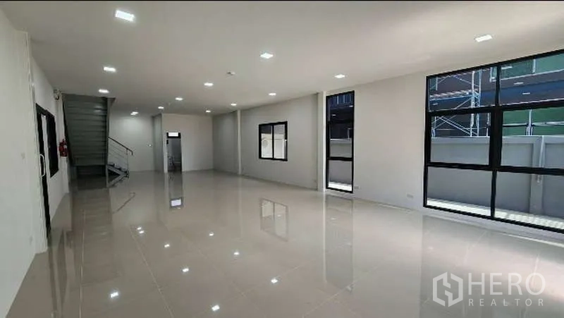 工厂 出租在Bang Bo, Samut Prakan - 一层办公室/展厅，落地窗与楼梯入口