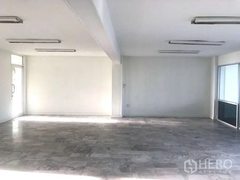 办公空间 出租在Bang Kapi, Bangkok - 宽敞无家具的办公空间，吊顶荧光灯与瓷砖地面，便于自由分区。