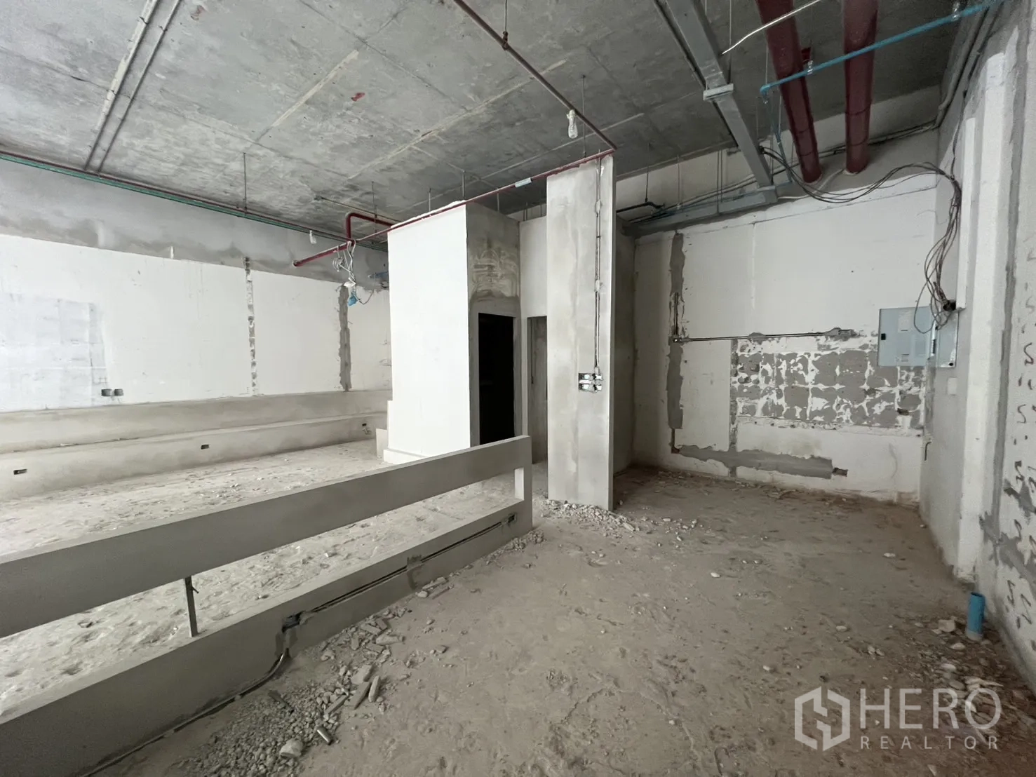 Retail Space for rent in Khlong Toei, Bangkok - Central column with mechanical piping in a bare retail unit ready for fit-out.