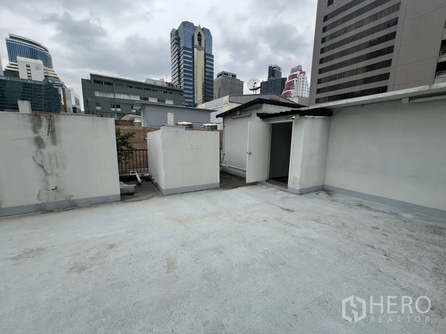 店屋 出租在Bang Rak, Bangkok - 楼顶平台，城市天际线与设备房