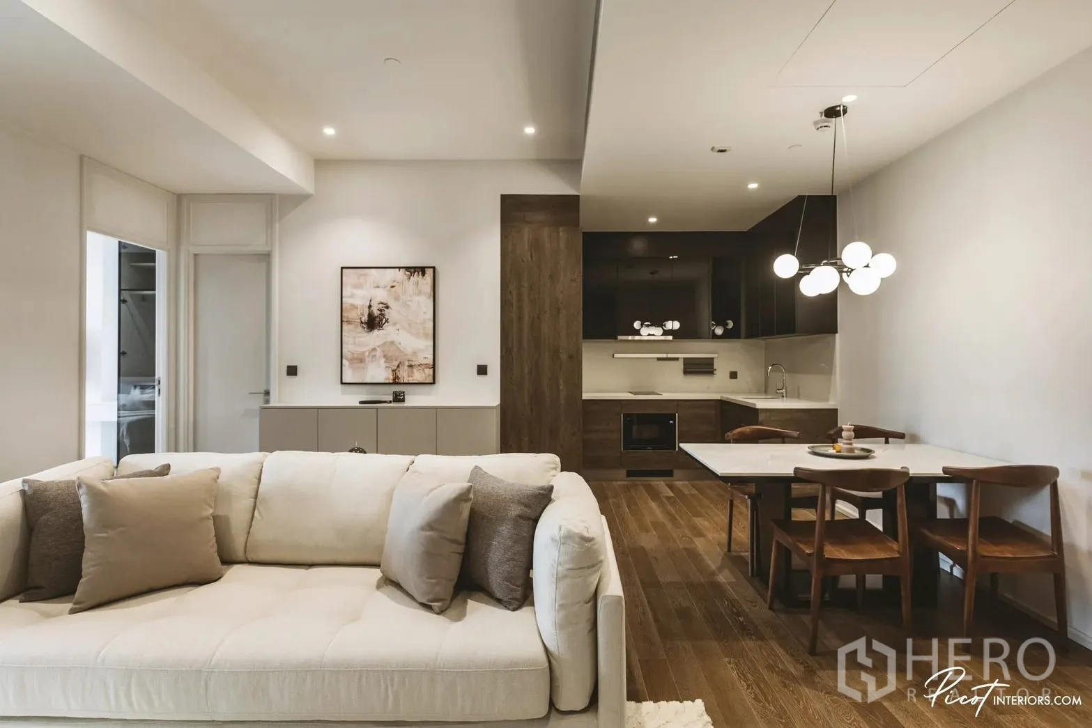 คอนโด for rent in Pathum Wan, Bangkok - พื้นที่โอเพนแปลนพร้อมโต๊ะกินข้าว โคมไฟแขวน และครัวโมเดิร์นตู้สีเข้มพร้อมเตาอบ