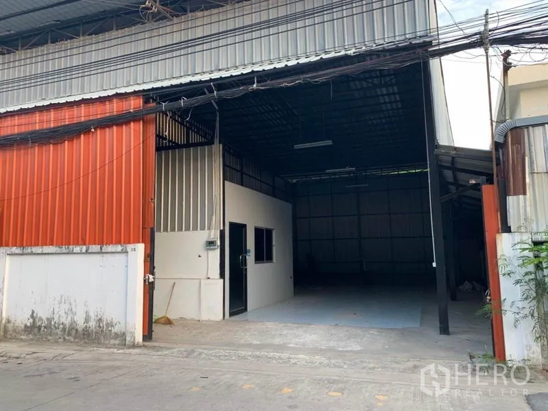 Warehouse for rent in Bang Kapi, Bangkok - Covered loading bay with high roof and an attached office room at the warehouse entrance.