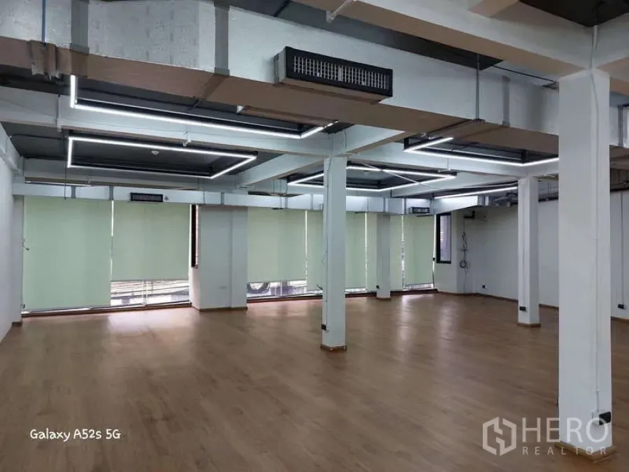 Office Space for rent in Khlong Toei, Bangkok - Open office floor with floor-to-ceiling windows fitted with blinds and air-conditioning ducts.