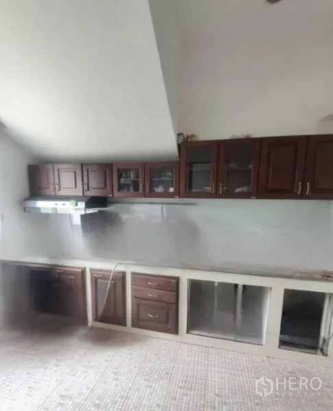 Warehouse for rent in Bang Phli, Samut Prakan - Built-in staff pantry featuring upper and lower cabinets and a tiled backsplash.