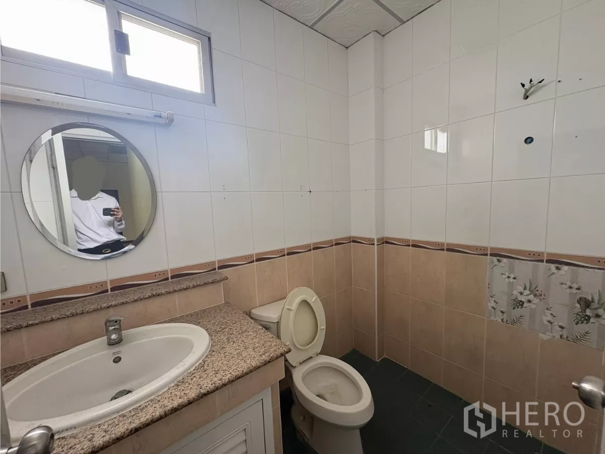 Warehouse for rent in Bang Phli, Samut Prakan - Clean restroom with sink, mirror and toilet.