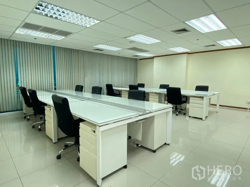 Office Space for rent in Huai Khwang, Bangkok - Large open-plan office with rows of white desks, drawers and task chairs.