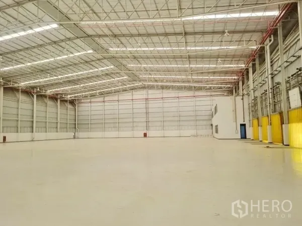 Factory for rent in Bang Pakong, Chachoengsao - Spacious high-ceiling factory hall with column-free floor, skylights, and fire-safety piping.