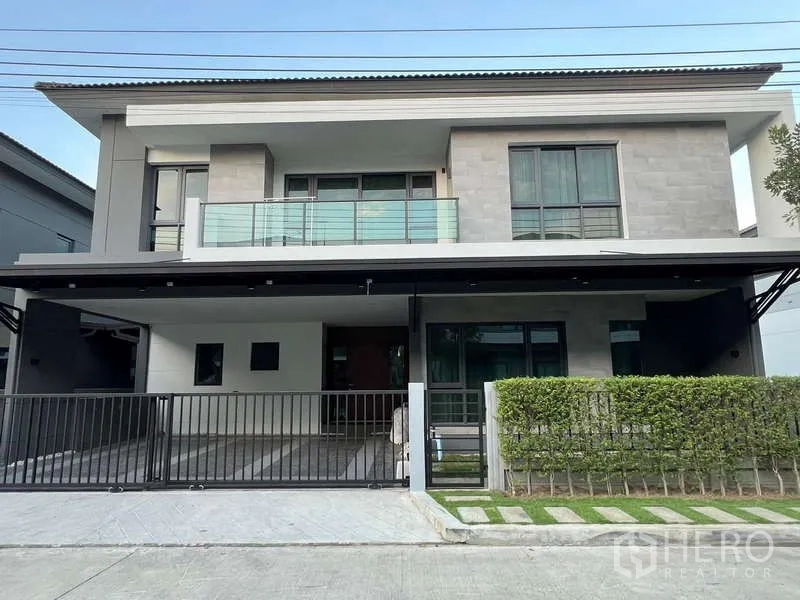 Detached House for rent in Bang Phli, Samut Prakan - Modern two-storey detached house facade with gated three-car carport.