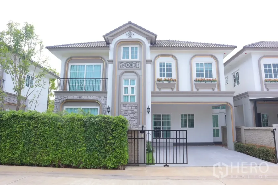 Detached House for rent in Bang Phli, Samut Prakan - Modern two-storey detached house exterior with stone accents, hedge and gated carport in Bang Phli.