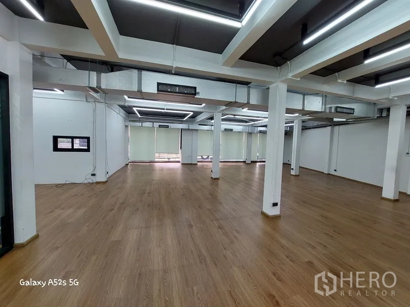 带办公室的家 出租在Khlong Toei, Bangkok - 宽阔工作楼层，窗户配卷帘与网格LED照明。