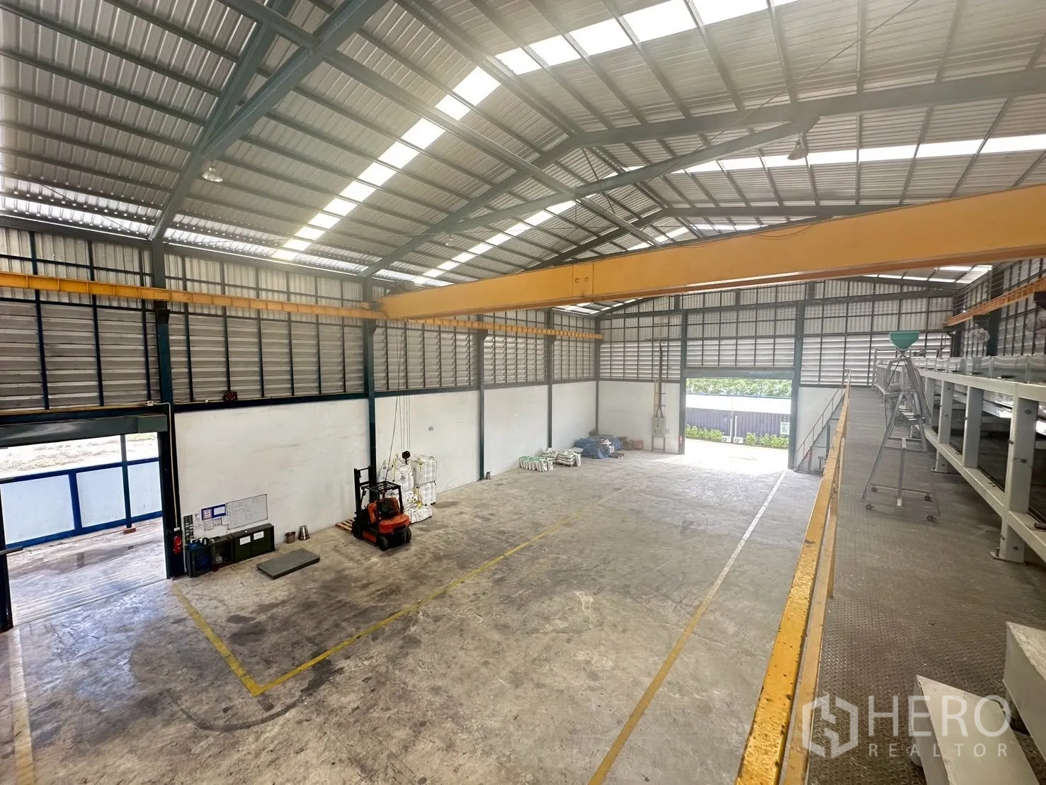 工厂 for rent or sale in Mueang Samut Sakhon, Samut Sakhon - 从夹层俯瞰挑高厂房地面及行车梁。