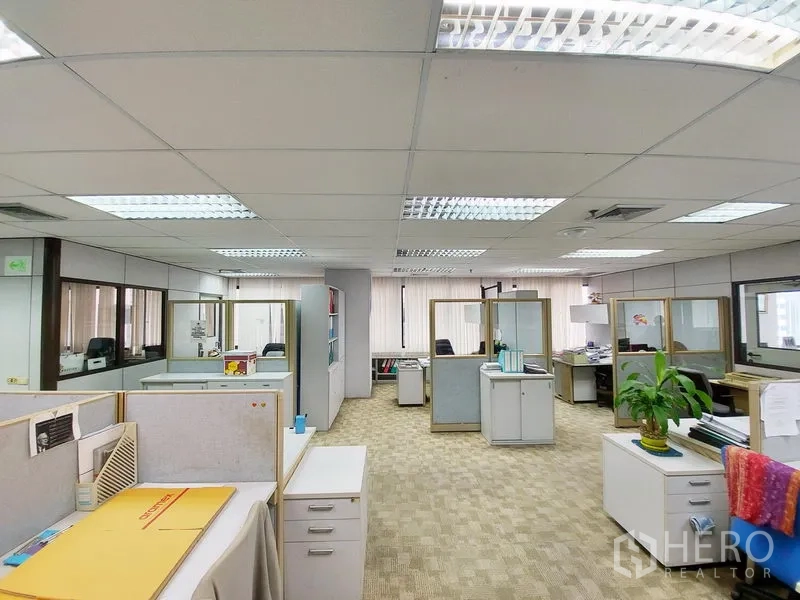 Office Space for rent in Ratchathewi, Bangkok - Open-plan office floor with carpet tiles, cubicle workstations, fluorescent lighting and large windows providing natural light.