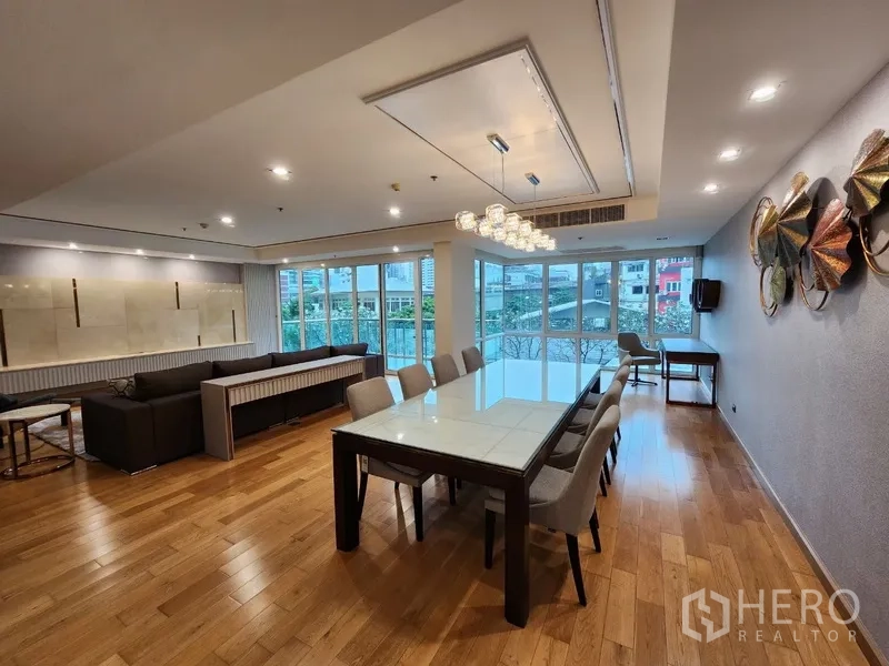 Condominium for rent in Khlong Toei, Bangkok - Bright dining area with city views through large corner windows.