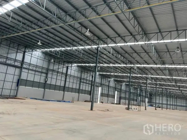 货栈 出租在Lat Krabang, Bangkok - 开放式仓库，钢柱与平整混凝土地面，照明充足。