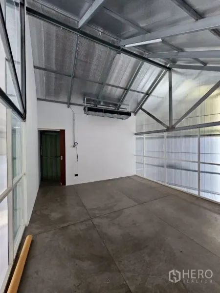 Warehouse for rent in Chatuchak, Bangkok - Mezzanine room with insulated roof, white walls and translucent panels bringing daylight.