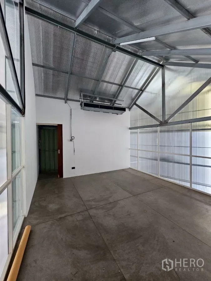 Warehouse for rent in Chatuchak, Bangkok - Mezzanine room with insulated roof, white walls and translucent panels bringing daylight.