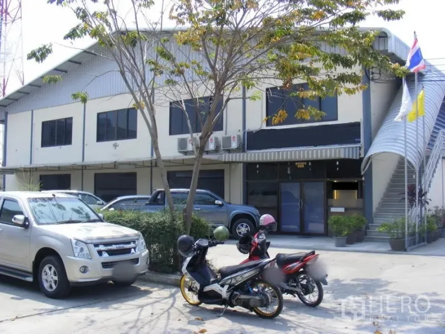 Warehouse for rent in Saphan Sung, Bangkok - Two-storey warehouse with front office facade, parking area and shade trees in Saphan Sung, Bangkok.