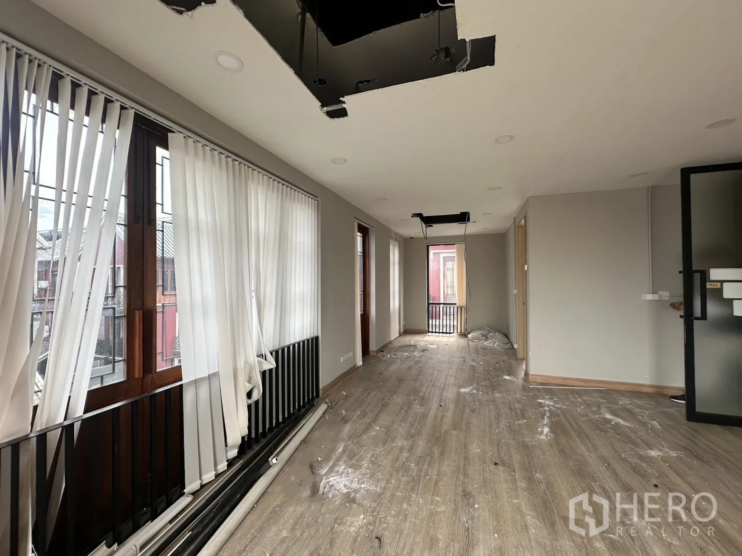 Home Office for rent in Pathum Wan, Bangkok - Spacious studio room with wood flooring, bright LED panels and light curtains.
