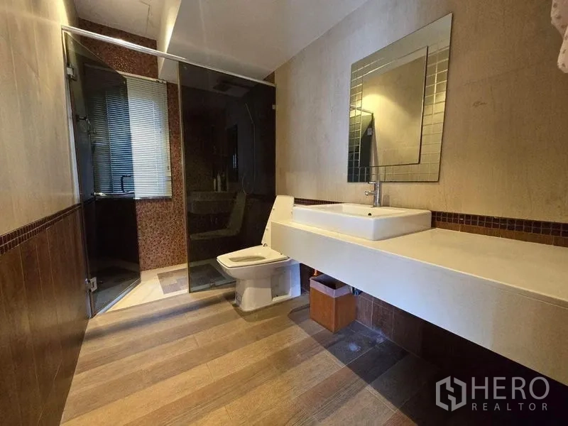 Detached House for rent in Suan Luang, Bangkok - Bathroom with walk-in shower, long vanity and wood-look flooring.