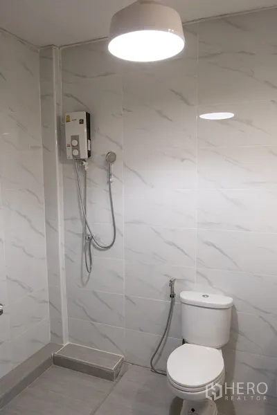 带办公室的家 出租在Khlong Toei, Bangkok - 现代卫生间，大理石纹墙面，马桶与热水淋浴。