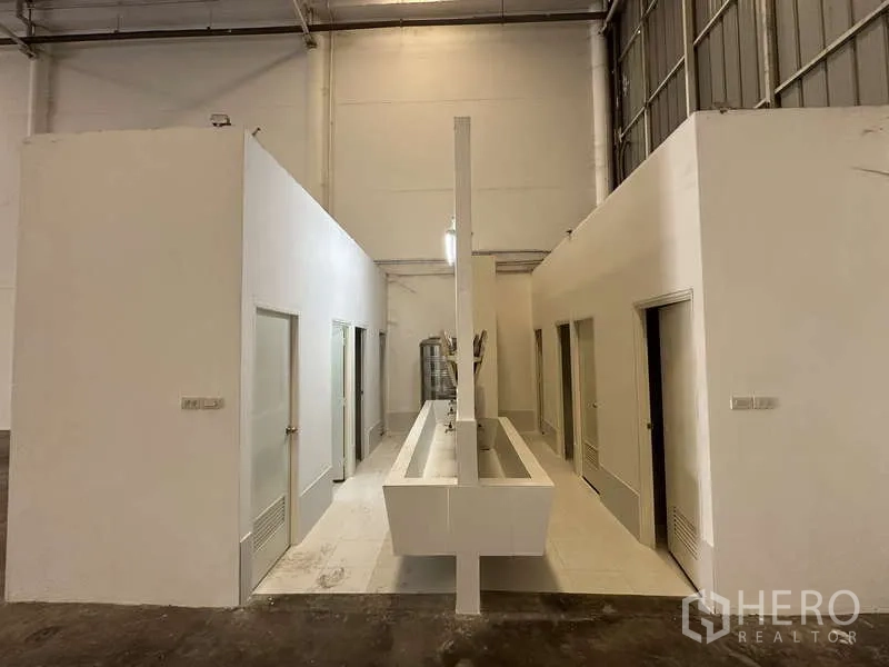 工厂 出租在Khlong Luang, Pathum Thani - 仓库内员工卫生间区，设多间隔断与长洗手台。