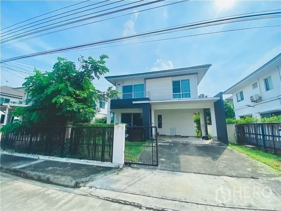 Detached House for rent - Street view of a modern two-storey house with gated driveway and small garden.