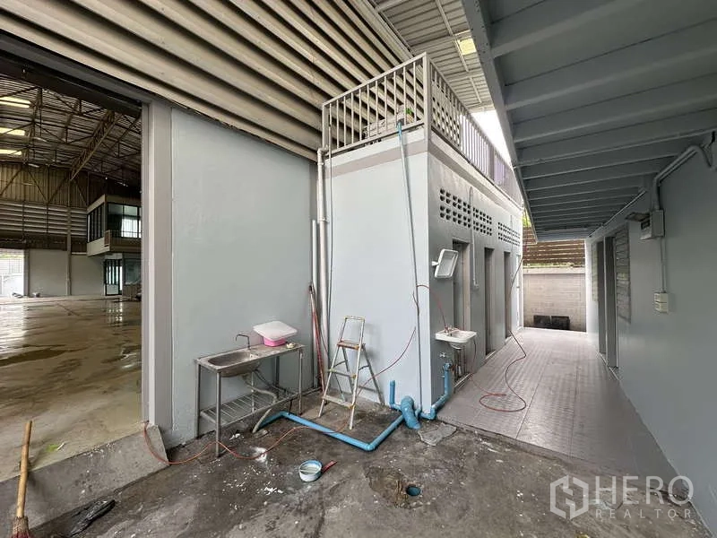 货栈 出租在Pak Kret, Nonthaburi - 靠近生产区的卫生间与淋浴间，配有洗手盆和管线