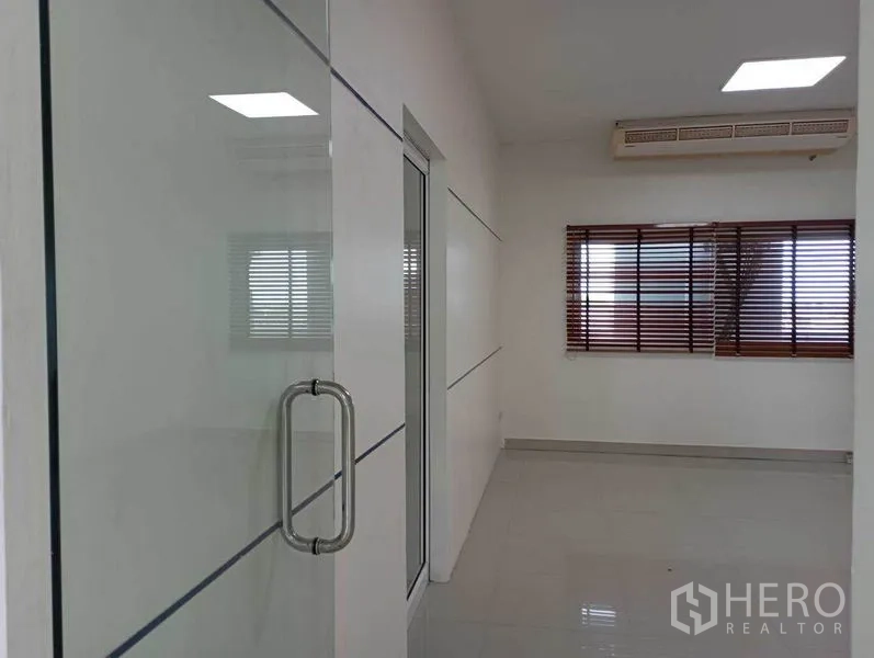 Office Space for rent in Khlong Toei, Bangkok - Glass-partitioned meeting room with window blinds and a ceiling cassette air conditioner.