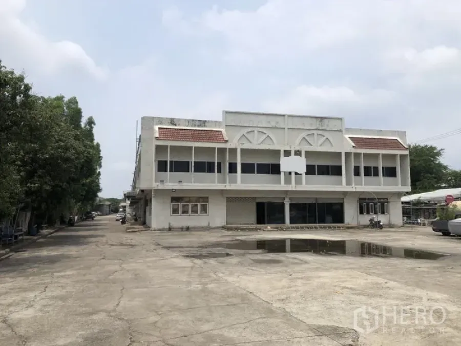 Warehouse for rent in Bang Kapi, Bangkok - Two-storey industrial building in a secure compound with a wide concrete yard and parking in Bang Kapi.