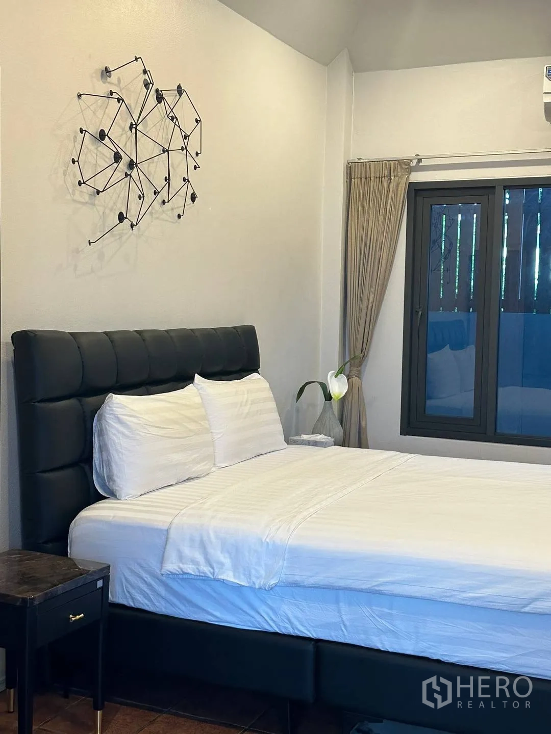 Detached House for rent in Watthana, Bangkok - Close-up of upholstered bed with bedside table and window.
