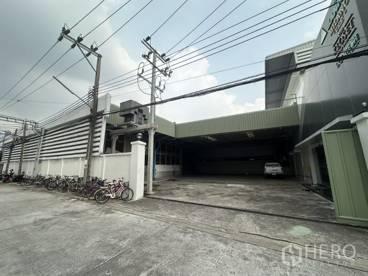 货栈 出租在Yan Nawa, Bangkok - 临街仓库外立面，带顶装卸区与停车位
