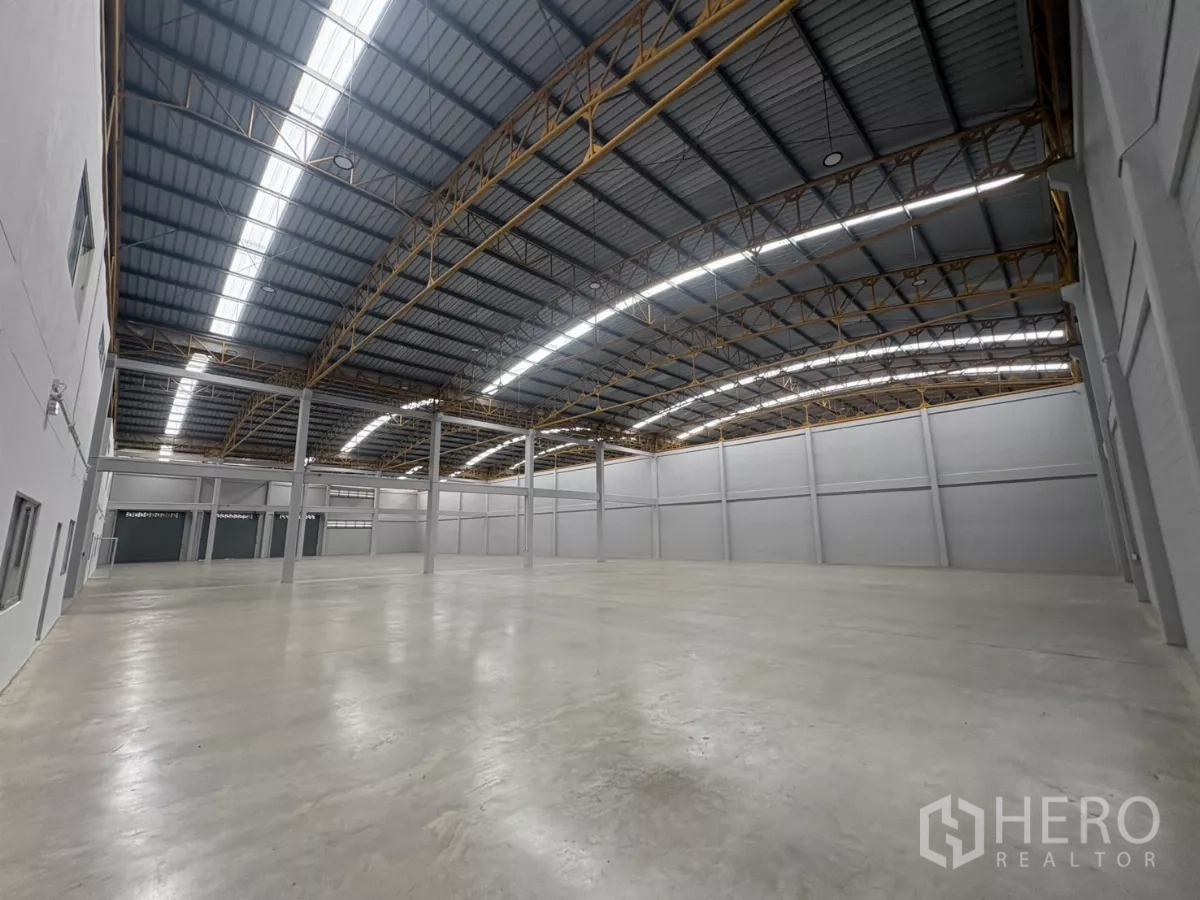 Factory for rent in Bang Phli, Samut Prakan - Ground-floor office with a long window wall overlooking the parking area.