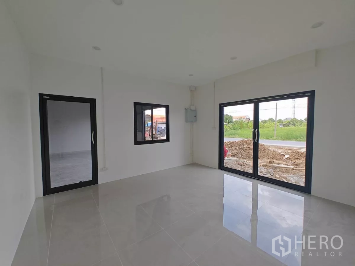 Warehouse for rent in Sam Phran, Nakhon Pathom - Office reception area with large sliding doors facing the roadside.