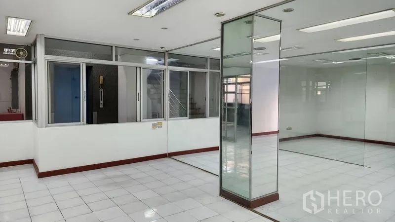 Office Space for rent or sale in Khlong Toei, Bangkok - Open office area featuring glass walls and a mirrored column.