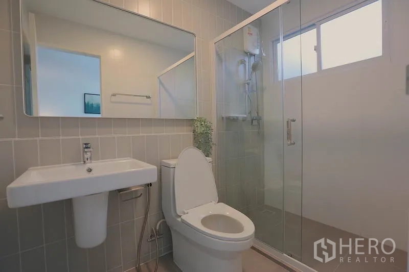 ทาวน์เฮาส์ ให้เช่าในPrawet, Bangkok - ห้องน้ำสมัยใหม่ พร้อมตู้กั้นอาบน้ำกระจก อ่างล้างหน้า และโถสุขภัณฑ์